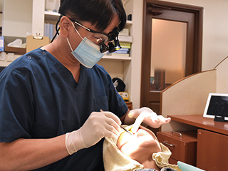 当院では日本歯周病学会専門医が歯周病治療を担当します
